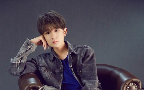 王源粉丝有多疯狂? 大批粉丝追车并扒窗, 网友: 请理智追星