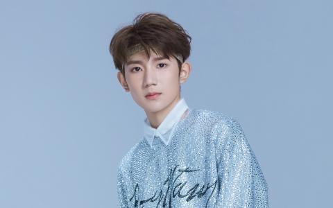 王源粉丝有多疯狂? 大批粉丝追车并扒窗, 网友: 请理智追星