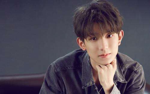 王源粉丝有多疯狂? 大批粉丝追车并扒窗, 网友: 请理智追星