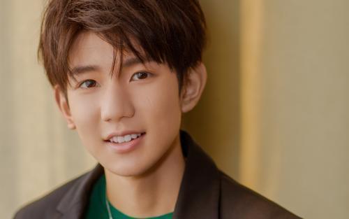 王源粉丝有多疯狂? 大批粉丝追车并扒窗, 网友: 请理智追星