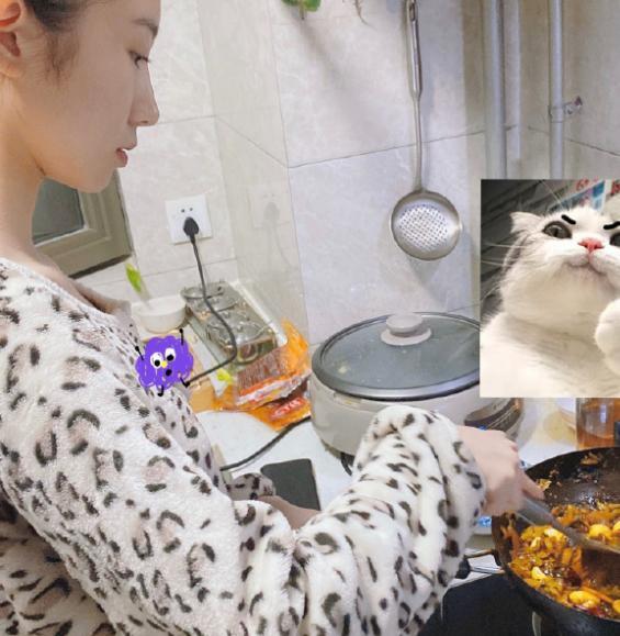 孟美岐罕见素颜朝天穿睡衣，不得不说她的颜值还真的很高