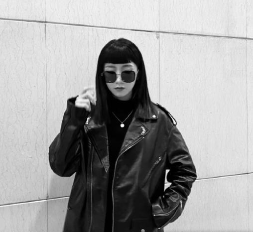 孟美岐罕见素颜朝天穿睡衣，不得不说她的颜值还真的很高