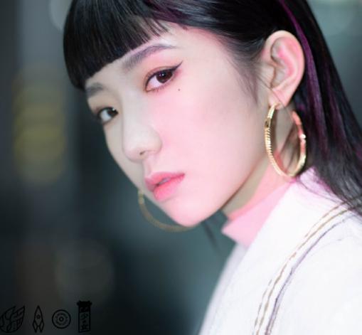 孟美岐罕见素颜朝天穿睡衣，不得不说她的颜值还真的很高