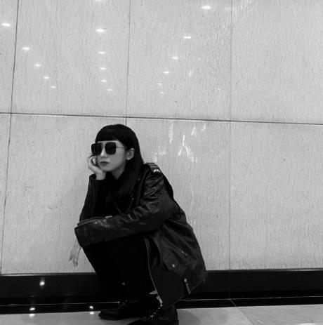 孟美岐罕见素颜朝天穿睡衣，不得不说她的颜值还真的很高