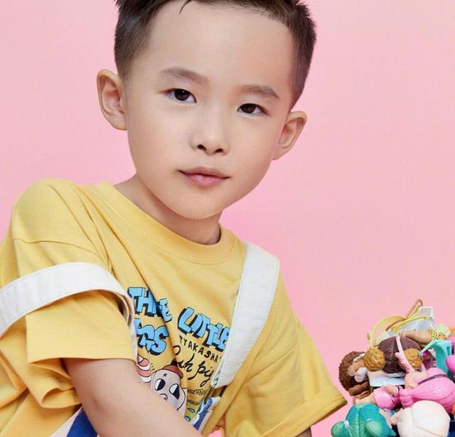 易烊千玺弟弟正式出道,进军影视圈6岁开始拍戏,颜值比哥哥还高