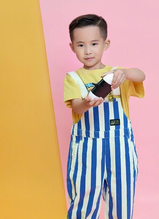 易烊千玺弟弟正式出道,进军影视圈6岁开始拍戏,颜值比哥哥还高