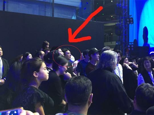 网友偶遇王思聪房祖名，站人群中低调看演出