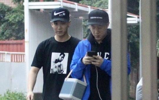 网友偶遇王思聪房祖名，站人群中低调看演出