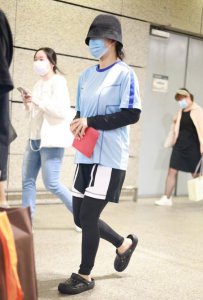 ​谢娜复工后现身机场，一身运动装搭配拖鞋，扎两个羊角辫活力满满