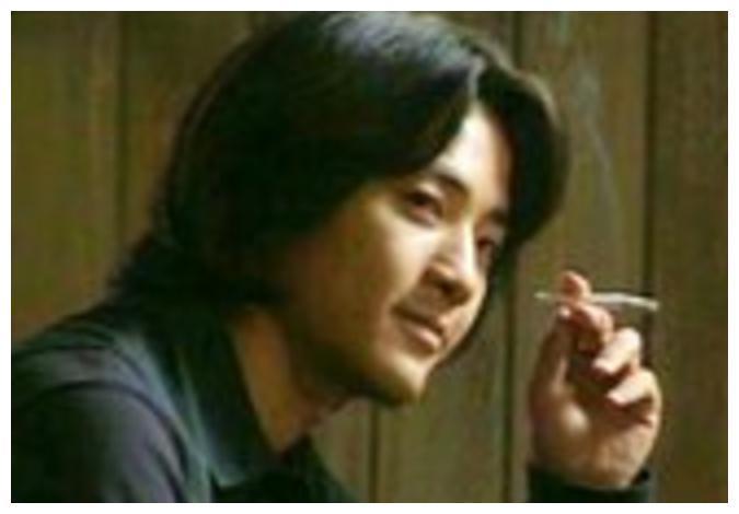 男星的抽烟照片，张国荣周润发最帅，保证你看了图六会笑！