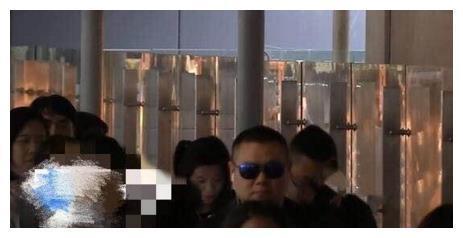 岳云鹏被曝和辣妹酒店过夜，网友：尽显男儿本“色”