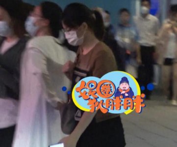 ​董卿近照曝光，现身北京街头一脸素颜，与老公结婚多年仍幸福