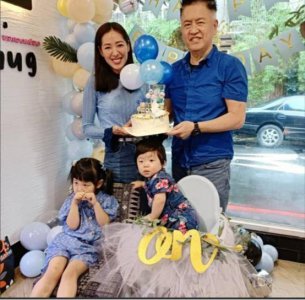 ​61岁富豪为幼子庆生，小24岁娇妻穿婚纱隆重出场，两人同框像父女