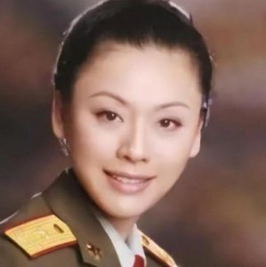 ​她是国家一级演员，少将军衔，被誉为“最美女将军”