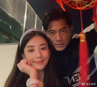 ​56岁郭富城家庭事业两不误，在街头拍完广告，马上陪老婆逛街