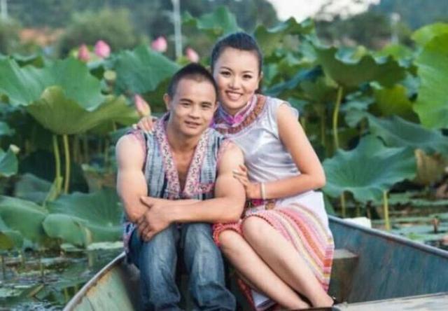 矿工拳王熊朝忠现状:靠打拳成村里首富,主播妻子美的冒泡!
