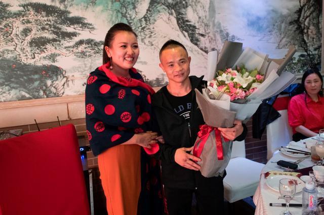 矿工拳王熊朝忠现状:靠打拳成村里首富,主播妻子美的冒泡!