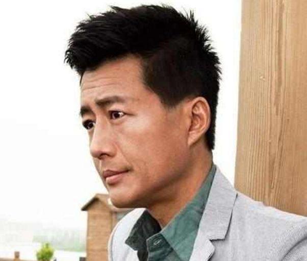 50岁江珊全家照曝光，女儿超像前爸高曙光，还让妈妈尽快找对象