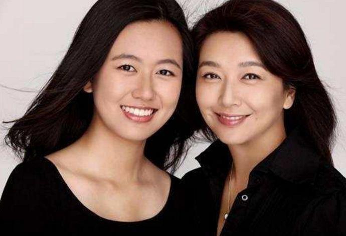 50岁江珊全家照曝光，女儿超像前爸高曙光，还让妈妈尽快找对象