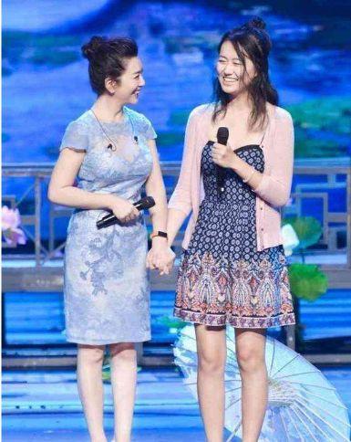 50岁江珊全家照曝光，女儿超像前爸高曙光，还让妈妈尽快找对象