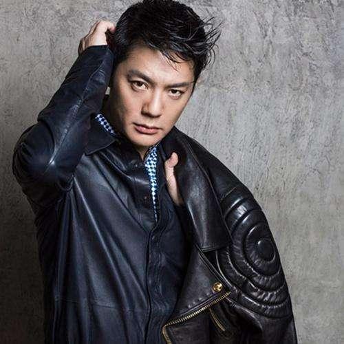 45岁傅程鹏近照，为周丽淇放弃22年夫妻情，前妻13字回应透