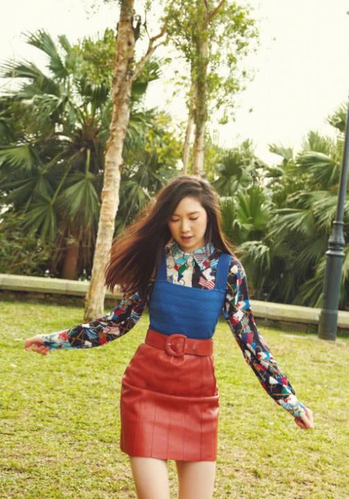 甄子丹15岁女儿首登封面，超模身材明星脸气质赶超母亲