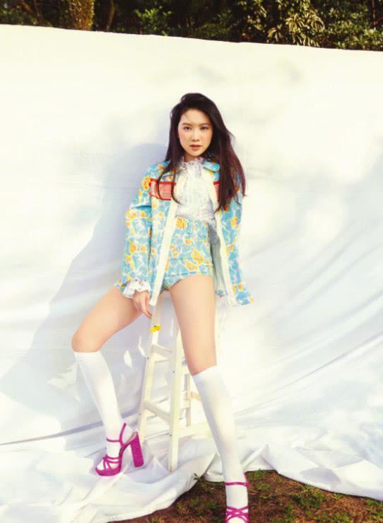 甄子丹15岁女儿首登封面，超模身材明星脸气质赶超母亲