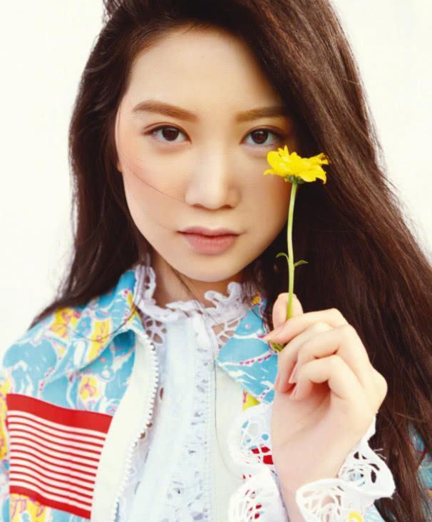 甄子丹15岁女儿首登封面，超模身材明星脸气质赶超母亲