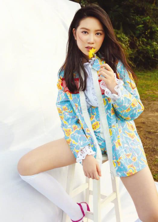 甄子丹15岁女儿首登封面，超模身材明星脸气质赶超母亲