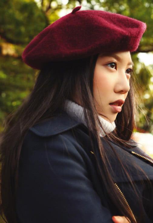 甄子丹15岁女儿首登封面，超模身材明星脸气质赶超母亲