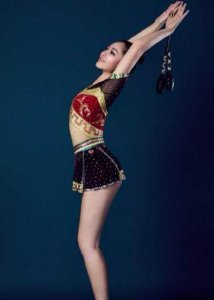 ​朱芳雨前妻胡美近照，越来越有女神范一细节令人感动