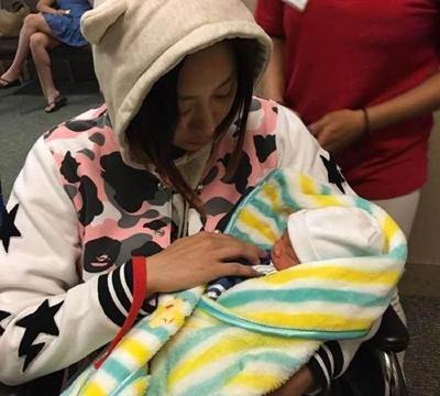 朱芳雨前妻胡美近照，越来越有女神范一细节令人感动