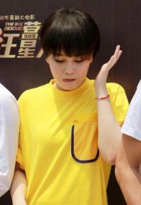 ​赵本山20岁女儿赵一涵短发现身，网友纷纷表示：越看越像关婷娜