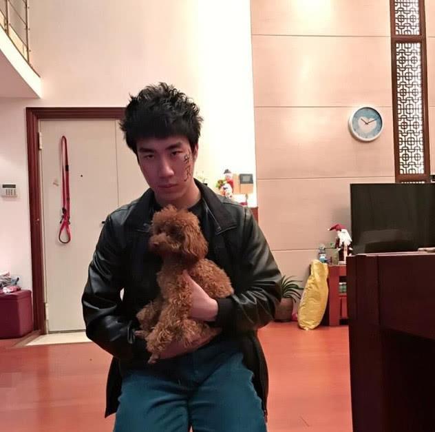 赵梦玥首谈骚男离婚,高温四十度给老婆买包:卢本伟自认做不到