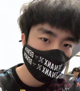 ​赵梦玥首谈骚男离婚，高温四十度给老婆买包：卢本伟自认做不到