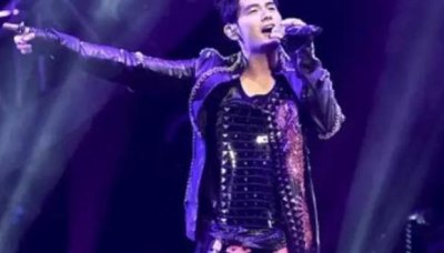 ​周杰伦演唱会上“作弊被抓”！犯罪证据密密麻麻，遭网友无情揭穿