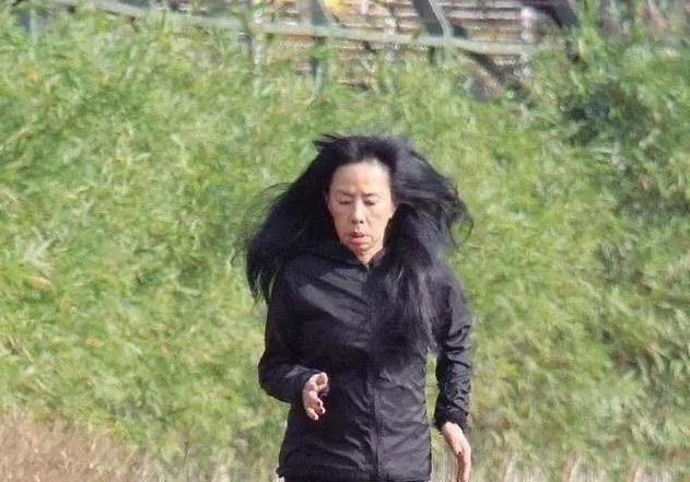 周润发妻子近照曝光被网友嫌丑，知道她的背景后网友沉默了！