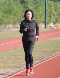 ​周润发妻子近照曝光被网友嫌丑，知道她的背景后网友沉默了！