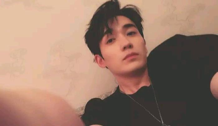 朱一龙《天天向上》首秀被翻出，那时的他黑帅黑帅的