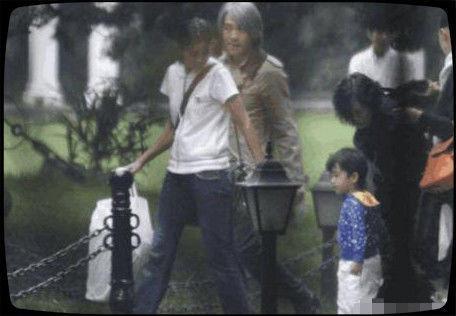 周星驰带孩子出行, 孩子母亲疑似曝光, 隐瞒12年还是暴露了