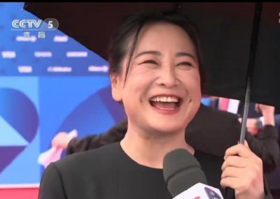 ​42岁贾玲疑似复胖，胳膊变粗皱纹多，过度减肥后遗症？