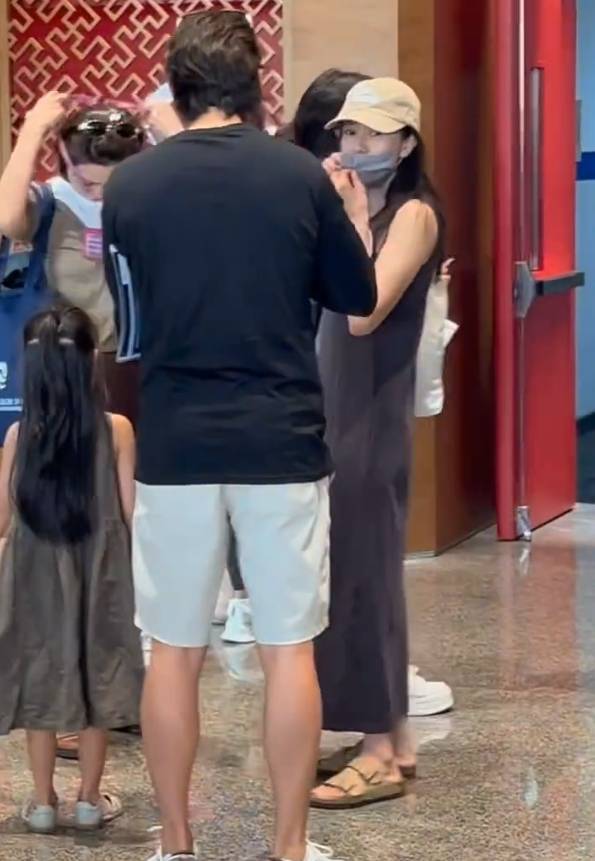 高圆圆带女儿参加开学典礼 5岁Rhea身高猛窜超可爱