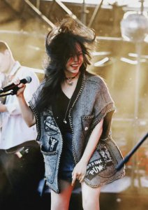 ​43岁姚晨婚后大变样?穿超短裤狂野张扬，放飞到认不出!