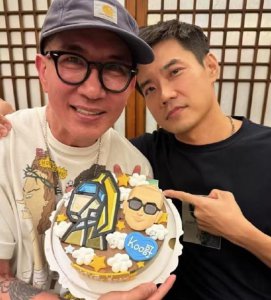 ​大S老公具俊晔庆祝55岁生日，DJ狂欢到深夜，戴生日帽很开心