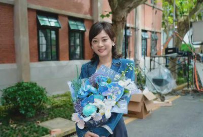 ​41岁孙俪新戏杀青，皮肤白皙如凝脂，换了发型快认不出，太美了！