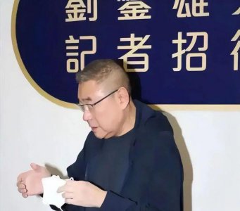 ​71岁刘銮雄：泡28个女明星，花3亿换肾，最后娶了了个记者