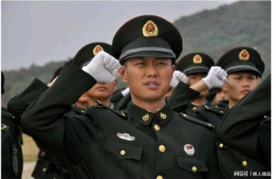 ​他28岁演硬汉特种兵爆红：40爆改成20岁“花美男”，是个宠妻狂魔