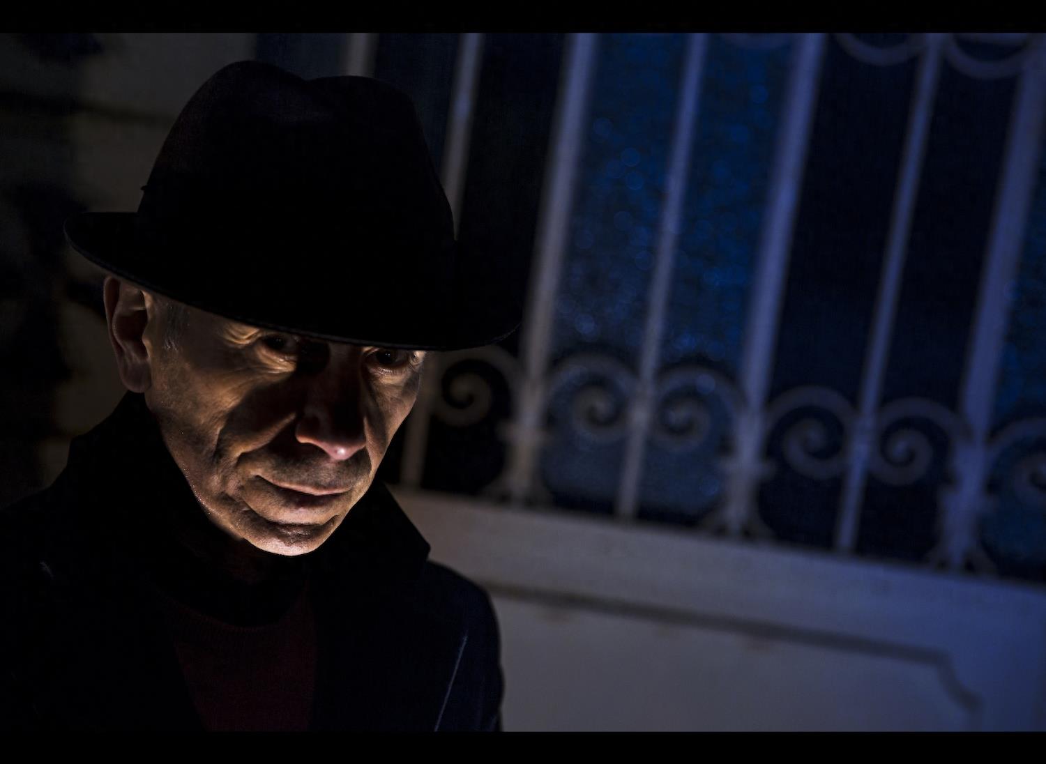 实拍凶杀案现场，血腥的杀手挪动着尸体试图掩盖痕迹