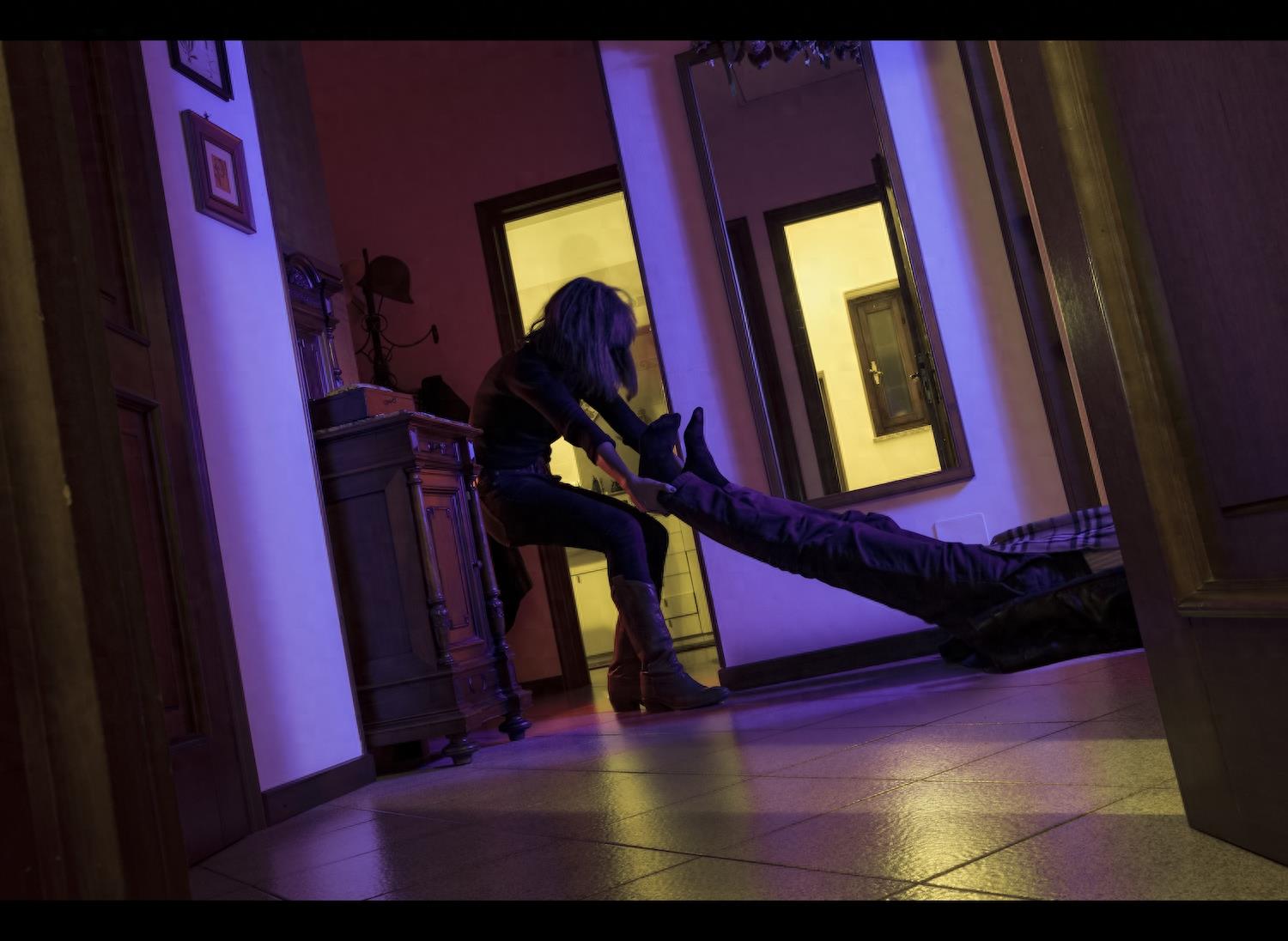 实拍凶杀案现场，血腥的杀手挪动着尸体试图掩盖痕迹