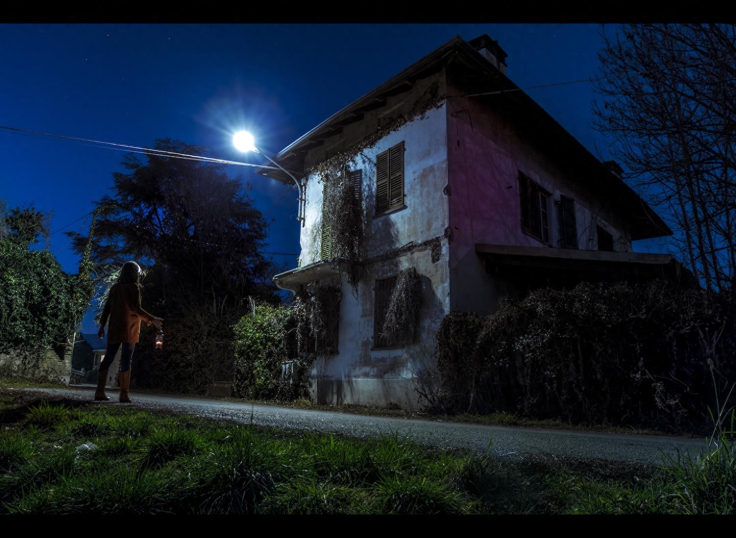 实拍凶杀案现场，血腥的杀手挪动着尸体试图掩盖痕迹